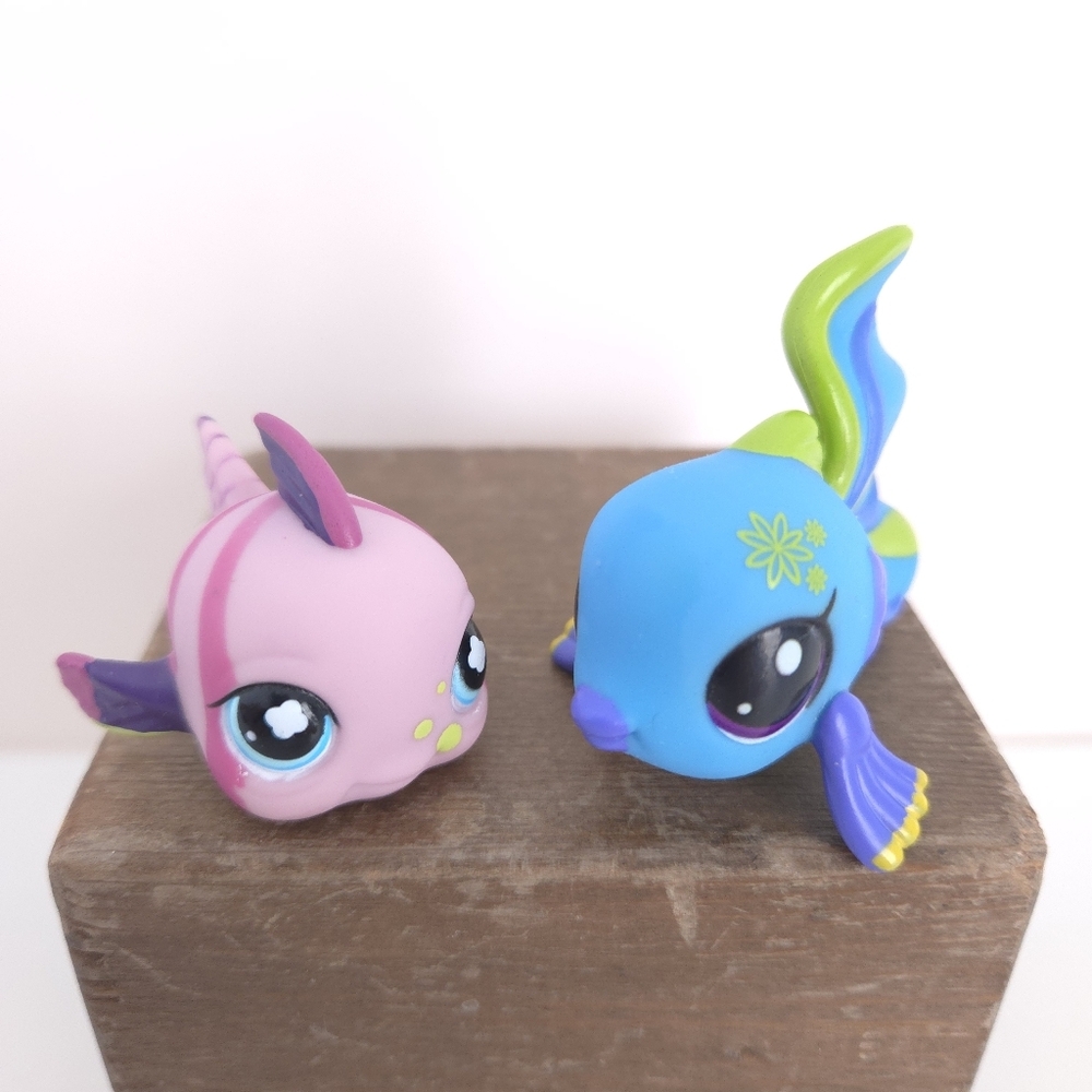 Littlest Pet Shop LPS Pink Fish #659 and G7 Wave 1 Blue Fish #24